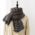 Winter scarf in brown and blue houndstooth pattern with fringes on beige sweater - Blue