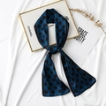 Écharpe longue en soie bleu foncé à pois noirs nouée avec élégance sur fond blanc - Pois Classique / Pois bleus
