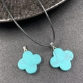 Minimalistische turquoise klaver hanger met zilveren sluiting en zwart koord - Synthetisch Blauw Turkoois