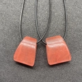 Set aus zwei natürlichen Achat-Anhängern in Trapezform mit schwarzen Textilschnüren - Wassermelonenrot (Synthetisch)