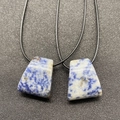 Pendaglio trapezoidale in agata blu naturale con cordino nero intrecciato - 1 Pezzo / Sodalite