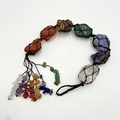 Pendaglio sette chakra in pietre naturali grezze con rete intrecciata e nappe - Pietra Grezza Grande 7 Chakra (1 Pezzo)
