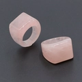 Coppia di anelli larghi quadrati in quarzo rosa con finitura rosa liscia semitrasparente - Quarzo rosa