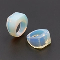 Anelli in pietra opalescente con taglio geometrico quadrato e riflessi blu-viola - Opalite (Sintetico)