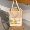 Borsa tote in tela e mesh bianco sporco con stampa estiva su una sedia in rattan - Albero di Cocco Quadrato Patchwork Rete