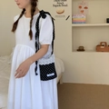Borsa a tracolla a pois con pizzo bianco e tracolla regolabile indossata da modella - Borsa Per Cellulare Con Bordo In Pizzo A Pois Marca Inglese