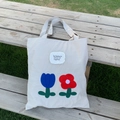 Borsa tote in nylon bianco sporco con ricamo floreale e testo minimalista - Grigio