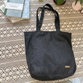Große dunkelgraue Canvas-Einkaufstasche mit Handmade-Metall-Label und geräumigem Design - Schwarzer Denim