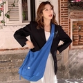 Minimalistische denim crossbodytas in helderblauw met verticale textuur en brede riem - Crossbody Tas (Groot) / Blauw