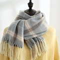 Sciarpa a quadri grigio e beige con nappe abbinata a un maglione giallo vivace - Azzurro
