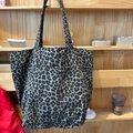 Große Canvas-Tragetasche mit Leopardenmuster, Außentasche und Handmade-Metallschild - Brauner Leopard