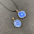 Pendentif tournesol en géode bleue avec bordure dorée sur cordon noir - Bleu clair