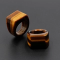 Anello in pietra naturale occhio di tigre con strisce marrone dorato e fascia larga quadra - Occhio di tigre