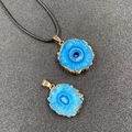 Pendentif cristal soleil bleu avec bordure dorée et collier en cordon noir tressé - Bleu foncé