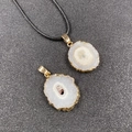 Pendentif fleur en agate naturelle avec bords dorés et collier en cordon noir tissé - Blanc