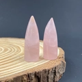 Puntas de cristal de cuarzo rosa pulido en rodaja de madera para sanación y decoro DIY - Cuarzo rosa