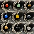 Collier avec pendentif lune évidé présentant neuf planètes et pierres précieuses - Style Aléatoire