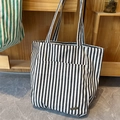 Borsa tote in tela a righe bianche e nere con doppi manici e dettaglio tasca esterna - nero puro