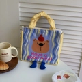 Detail der süßen Bären-Lunchtasche mit blauen 3D-Füßen und gestreiftem Musterdesign - Bärenblau