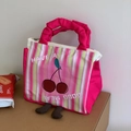 Detailansicht der rosa gestreiften Lunchtasche mit 3D-Füßen und Kirschmustern - Kirschbraun