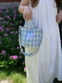 Borsa tote in tela a quadretti bianchi e blu con tracolla regolabile e logo - Blu a Quadri