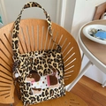 Vintage Leopard-Canvas-Tasche mit Hunde-Stickerei und Baseball-Anhänger am Stuhl hängend - Dackel Bestickte Umhängetasche