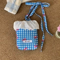 Borsa a tracolla a quadretti bianchi e blu con fiocchi rossi e bordi in pizzo floreale - Bordo In Pizzo A Quadretti Blu E Bianchi