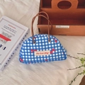 Bolso a cuadros azules y blancos con lazos rojos y asas de cuero marrón en vista superior - Bolso de Parche Cuadros Azul Blanco