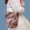 Dettaglio della borsa tote floreale con motivi artistici acquerello e tracolla rosa - Borsa Vaso Tracolla Rosa Fioritura da Sogno
