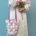 Vista dettagliata della borsa a secchiello jacquard floreale con motivo a quadri rosa e tracolla - Borsa Vaso Tracolla Rosa Piccoli Fiori a Quadri
