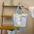 Dettaglio della borsa a secchiello jacquard con farfalle pastello e manici azzurro chiaro - Borsa a Tracolla Farfalle nell'Acqua