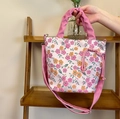 Dettaglio della borsa a secchiello in tela rosa a fiori con nodi di corda intrecciati - Borsa a Tracolla Amore dei Ciliegi