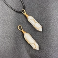 Handgefertigter, drahtumwickelter weißer Kristall-Sechskantanhänger mit Goldmetalldetail - Weißer Jade