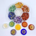 Detalle de set de 7 piedras de chakra naturales con símbolos grabados en estuche - Runa Pequeña