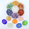 Detalle del set de cristales de chakra con caja de pétalos y piedras grabadas - Ojo de Gato Ovalado