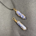 Blau gefleckter Kristall-Hexagonal-Anhänger mit Golddrahtwicklung an schwarzer Kordel - Sodalith