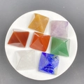 Set di sette pietre chakra a piramide con ametista e lapislazzuli su un vassoio bianco - Stile Chakra Multicolore