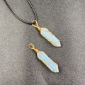 Handgefertigter Opalit-Sechseck-Anhänger mit Golddrahtwicklung an schwarzer Kordel - Synthetischer Opal