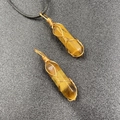 Tigerauge Kristallanhänger Hexagonal mit Golddraht umwickelt und schwarzem Halskettenband - Tigerauge