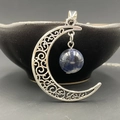 Pendentif lune évidé en argent vintage avec une perle de pierre bleue céleste profonde - Sodalite bleue