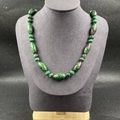 Détail du collier en perles de rubis sur zoïsite naturelle avec cordon tressé vert - Rubis-Zoisite (Synthétique)