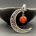 Collier pendentif lune évidée en argent vintage avec perle d'agate rouge sur bol - Agate rouge