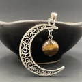 Collier avec pendentif lune argenté bohème et perle en pierre d'œil de tigre - Œil de tigre