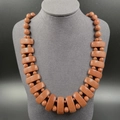 Collier artisanal en pierre de soleil avec blocs trapèzes et perles sur mannequin - Goldstone 1pc (Synthétique)