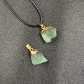 Colgante de piedra verde natural con baño de oro y cordón de cuero negro - Prehnita