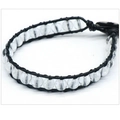 Minimalistisches weißes Kristall-Perlenarmband mit schwarzem Lederband und Handweberei - Bergkristall