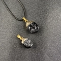 Colgante de piedra natural de turmalina negra con elegante cierre de metal dorado - Turmalina Negra