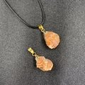 Colgantes de piedra de sol naranja natural con cierres dorados y cordones negros - Piedra del sol