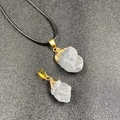 Colgante de piedra sol cristal de uva con cordón negro y cierre de metal dorado - Celestina