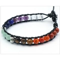 Bracelet chakra tressé en cuir avec perles naturelles multicolores et fermoir métallique - Sept Pierres de Chakra Type A